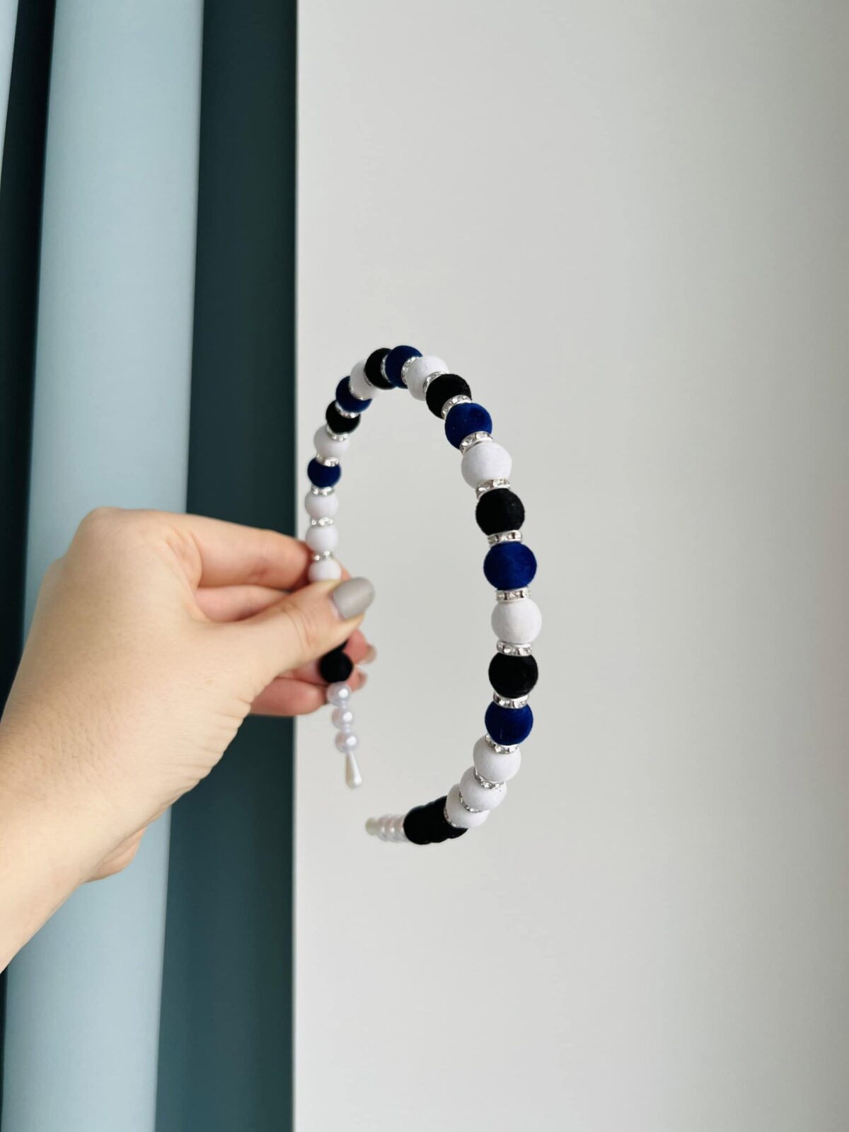 Pärlitega peavõru sini-must-valge