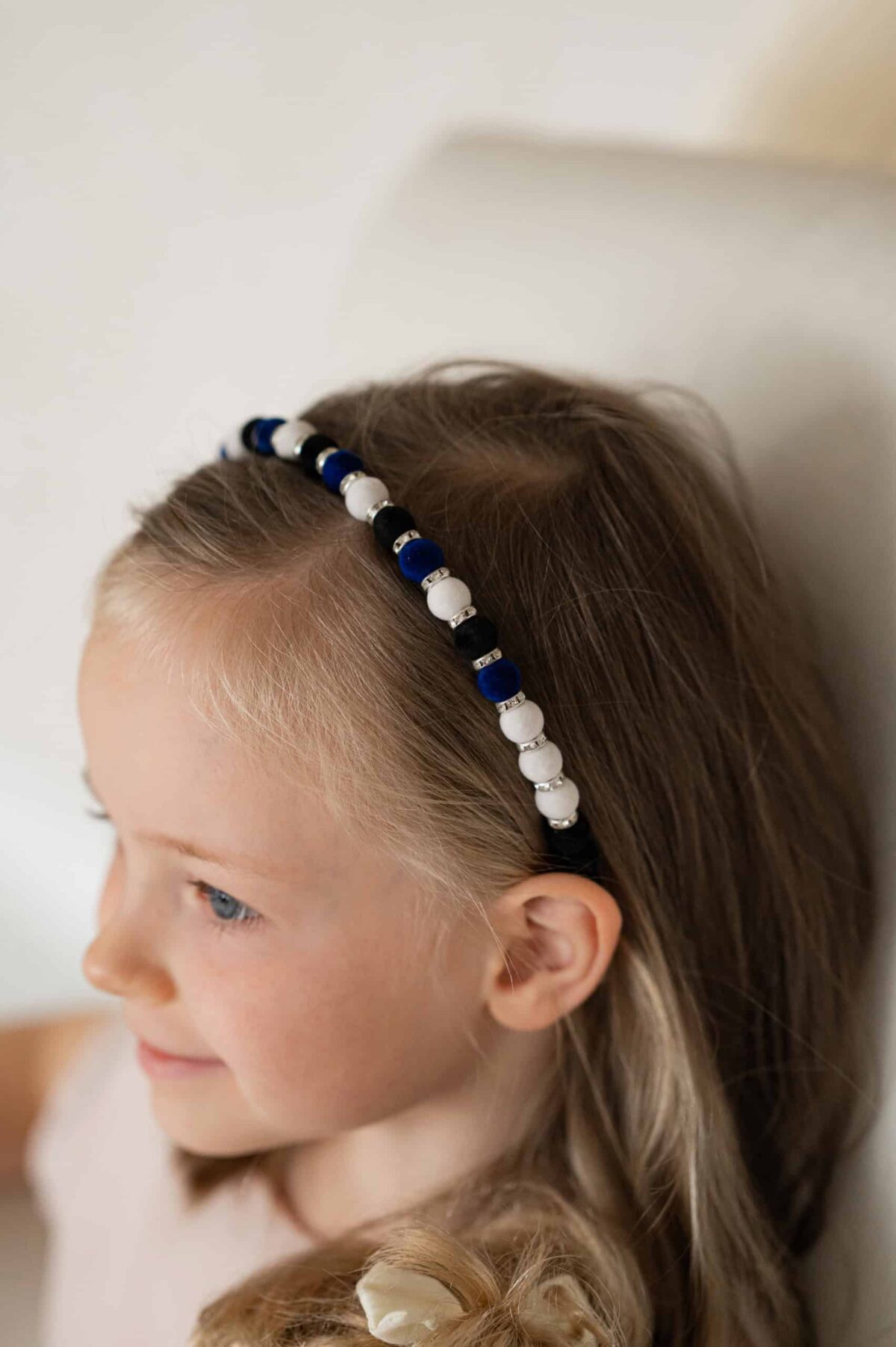 Pärlitega peavõru sini-must-valge