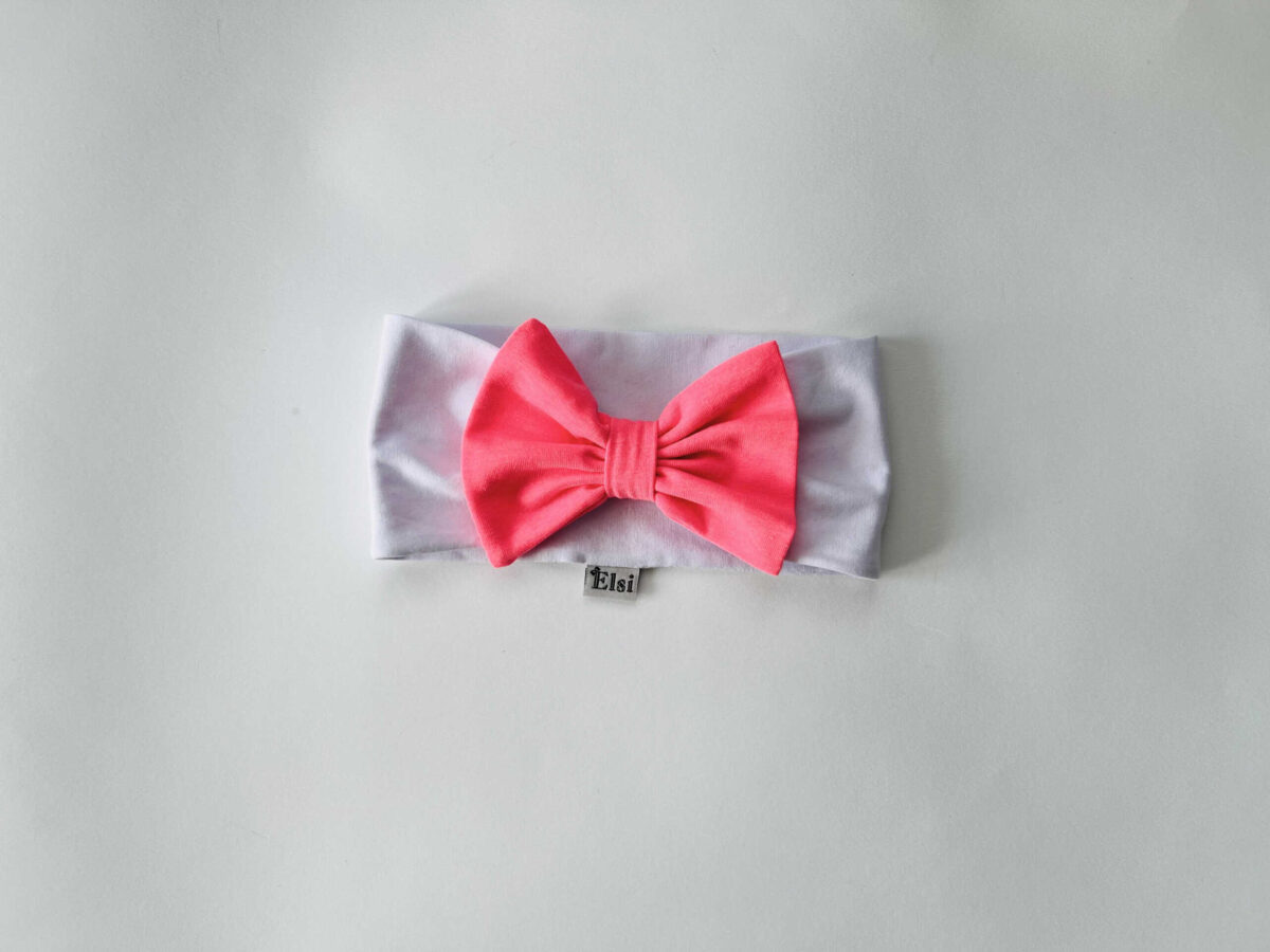 Valge peapael neoonroosa lipsuga