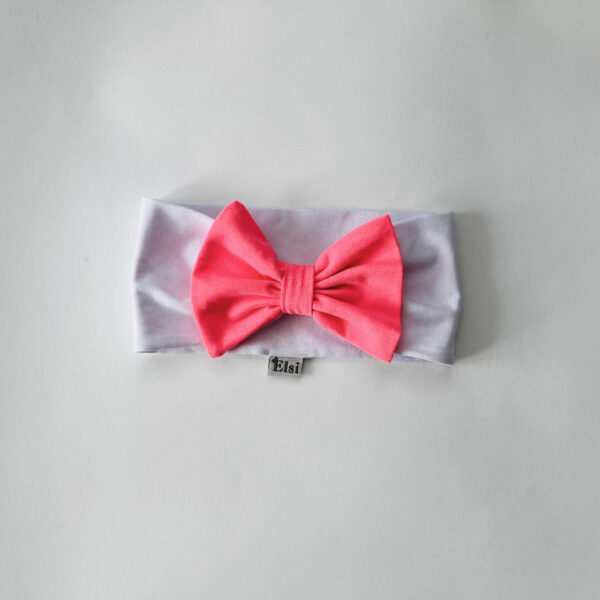 Valge peapael neoonroosa lipsuga