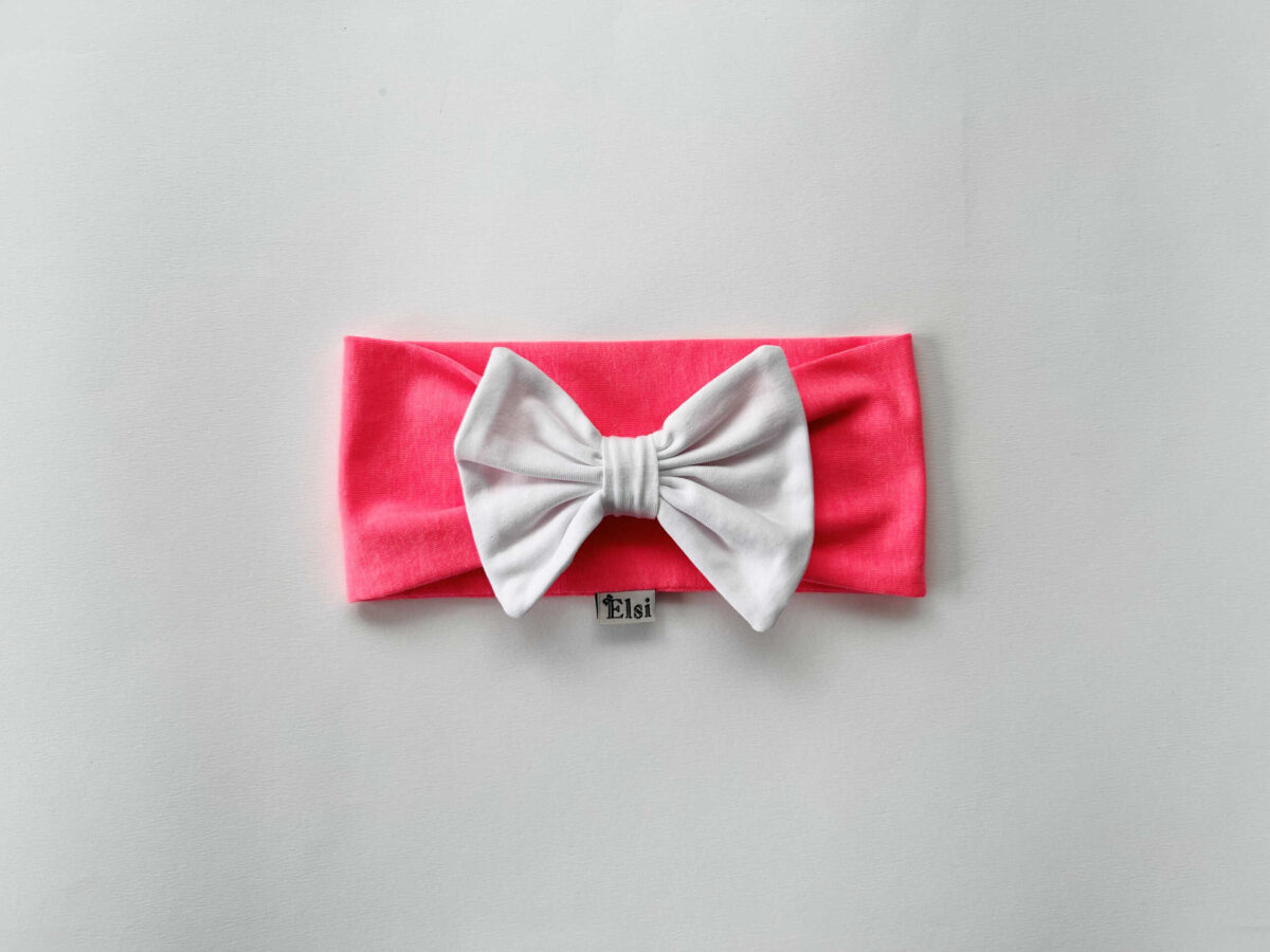 IMG_7738 Neoonroosa peapael valge lipsuga