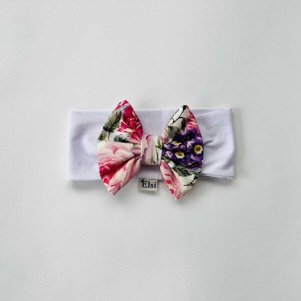 Valge peapael lillelise lipsuga