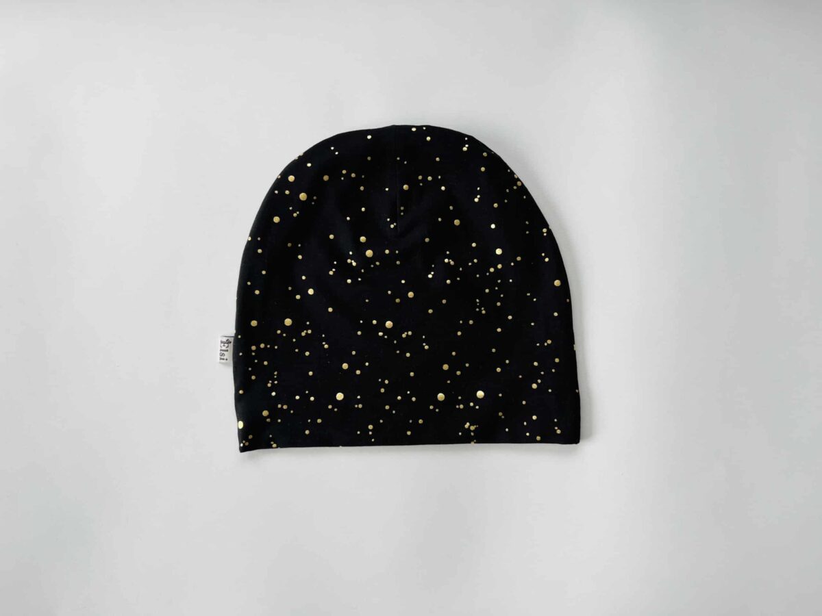 Mustal kuldsed täpid