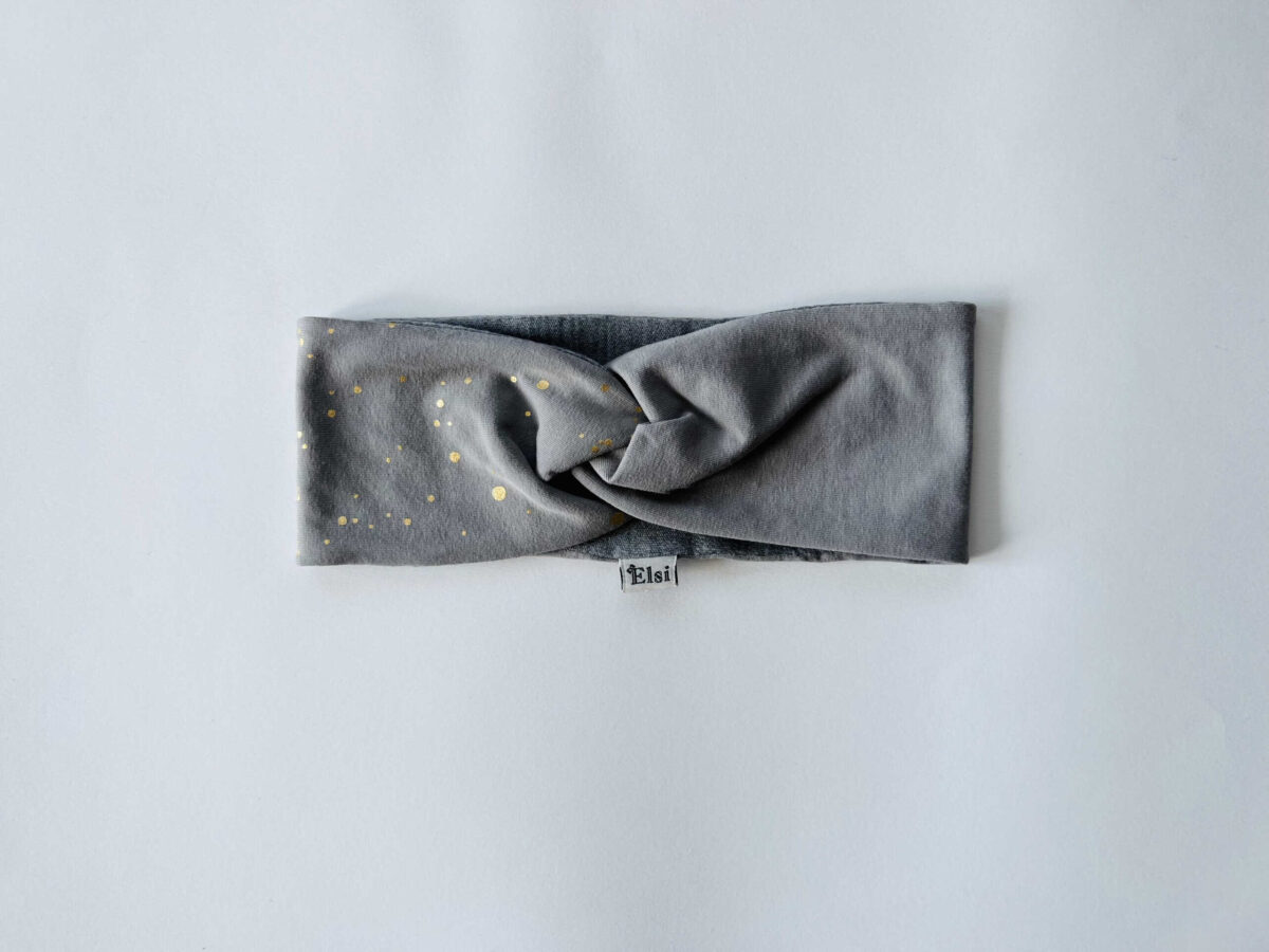 Meriinopeapael hallil kuldsed täpid