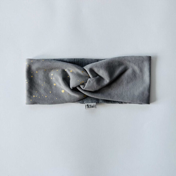 Meriinopeapael hallil kuldsed täpid