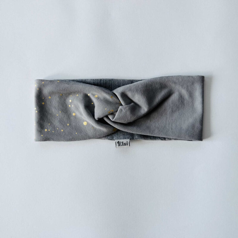 Meriinopeapael hallil kuldsed täpid