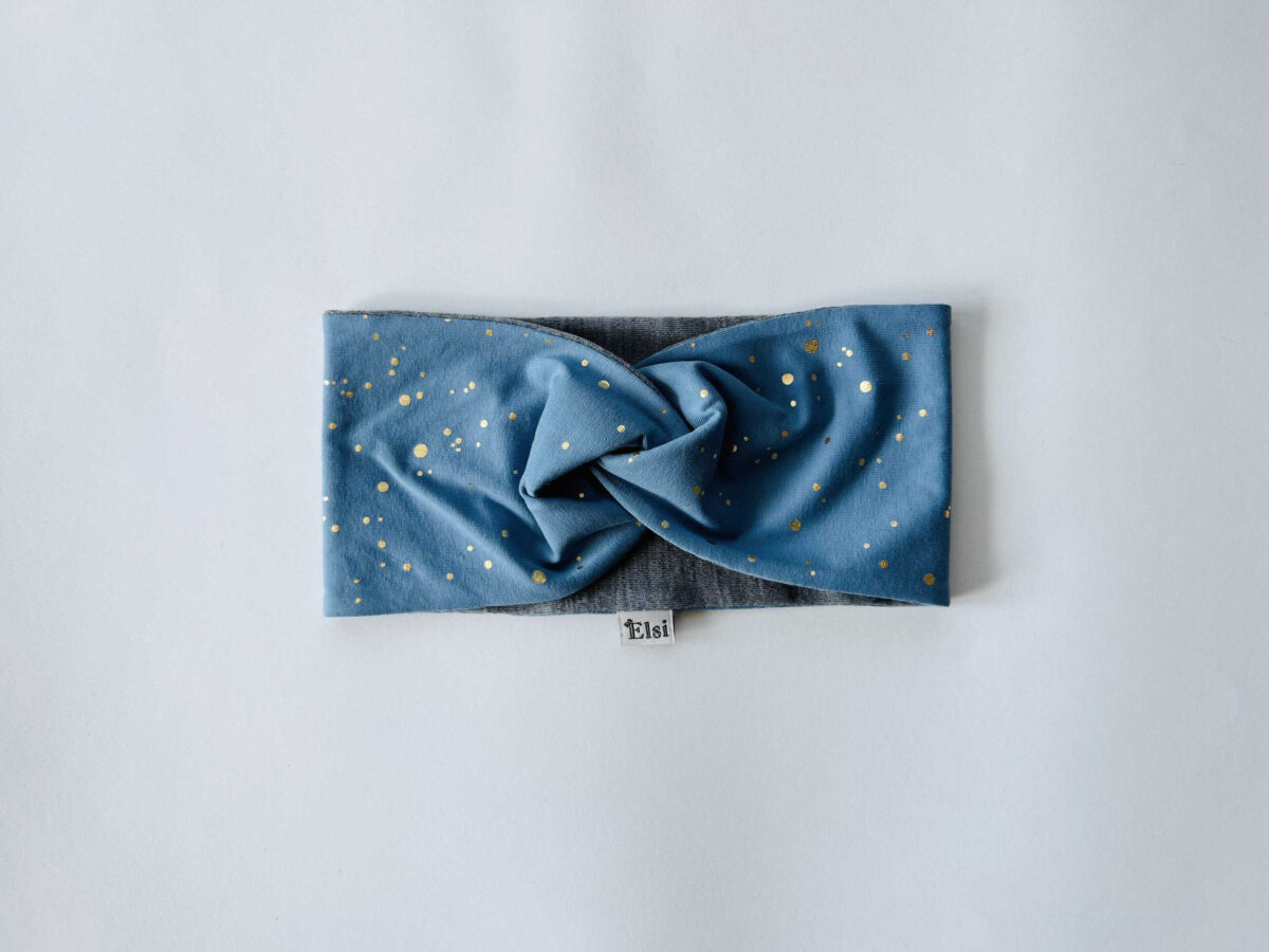 Meriinopeapael helesinisel kuldsed täpid