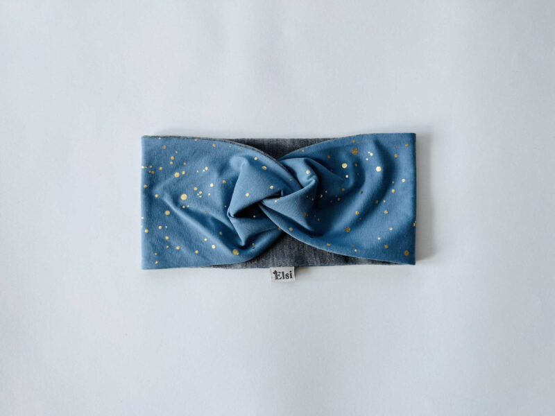 Meriinopeapael helesinisel kuldsed täpid