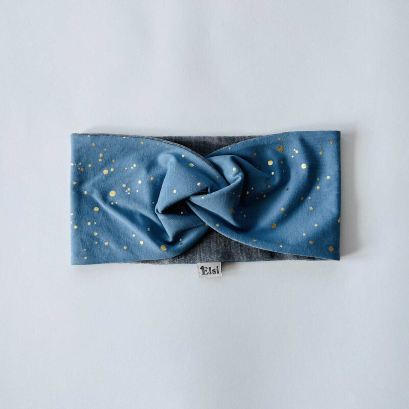 Meriinopeapael helesinisel kuldsed täpid