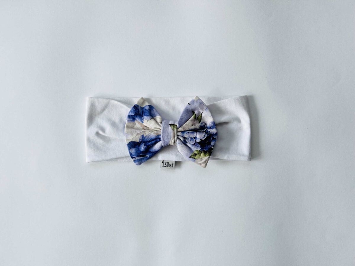 Valge peapael lillad lilled