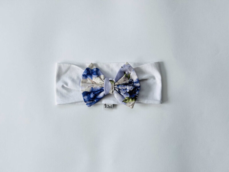 Valge peapael lillad lilled