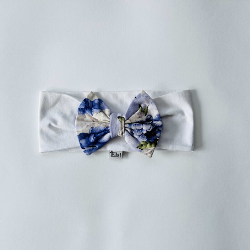 Valge peapael lillad lilled