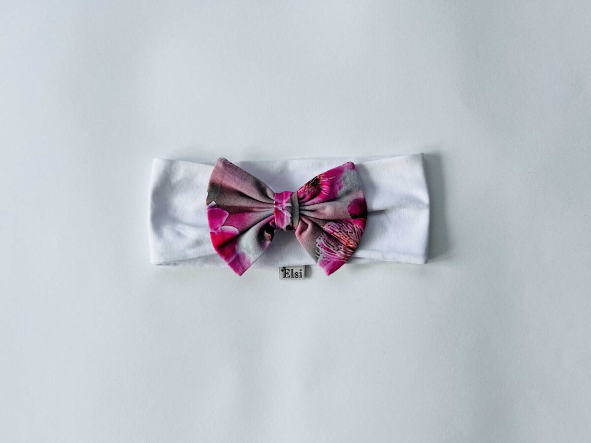 Valge peapael fuksia lilledega