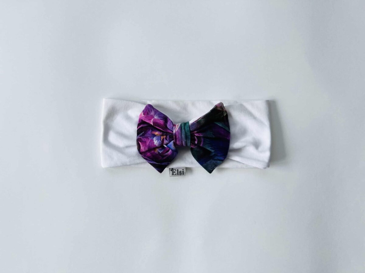 Valge peapael tumelillad lilled