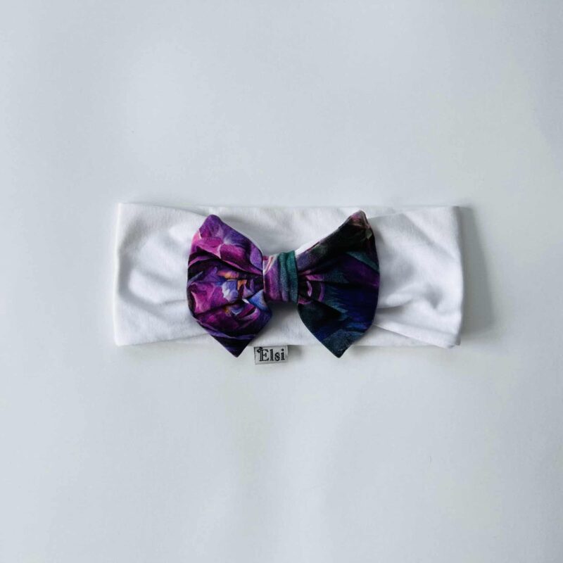 Valge peapael tumelillad lilled