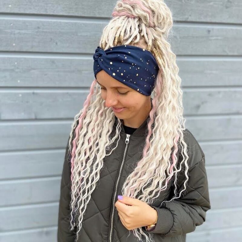 Tumesinisel kuldsed täpid