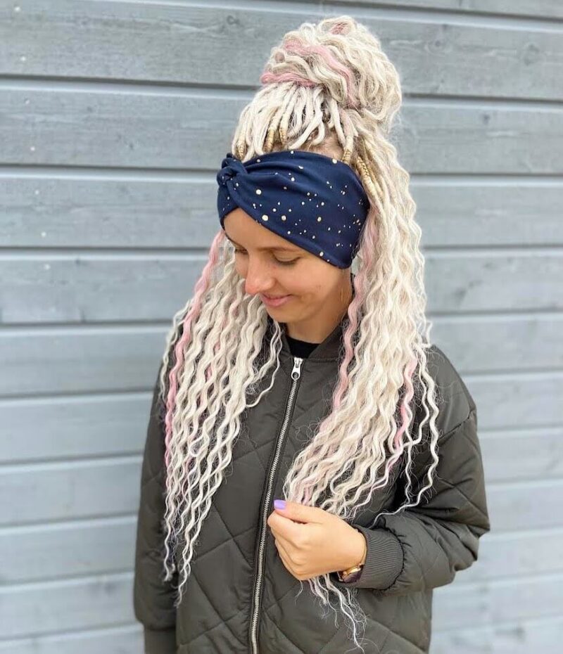 Tumesinisel kuldsed täpid