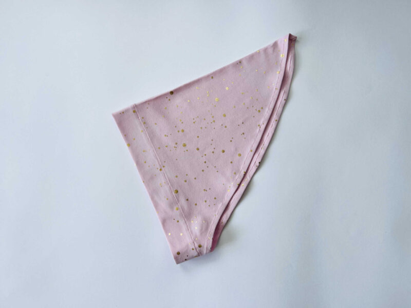 Roosal kuldsed täpid