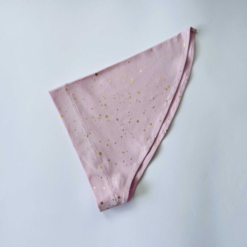 Roosal kuldsed täpid