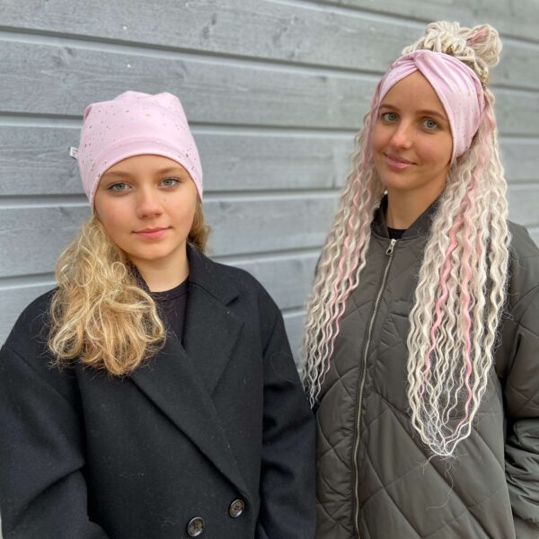 Roosal kuldsed täpid