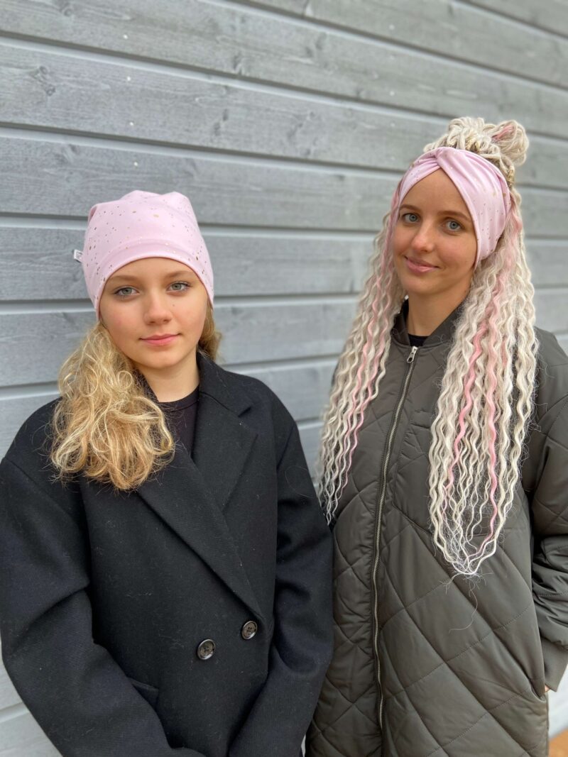 Meriinopeapael roosal kuldsed täpid