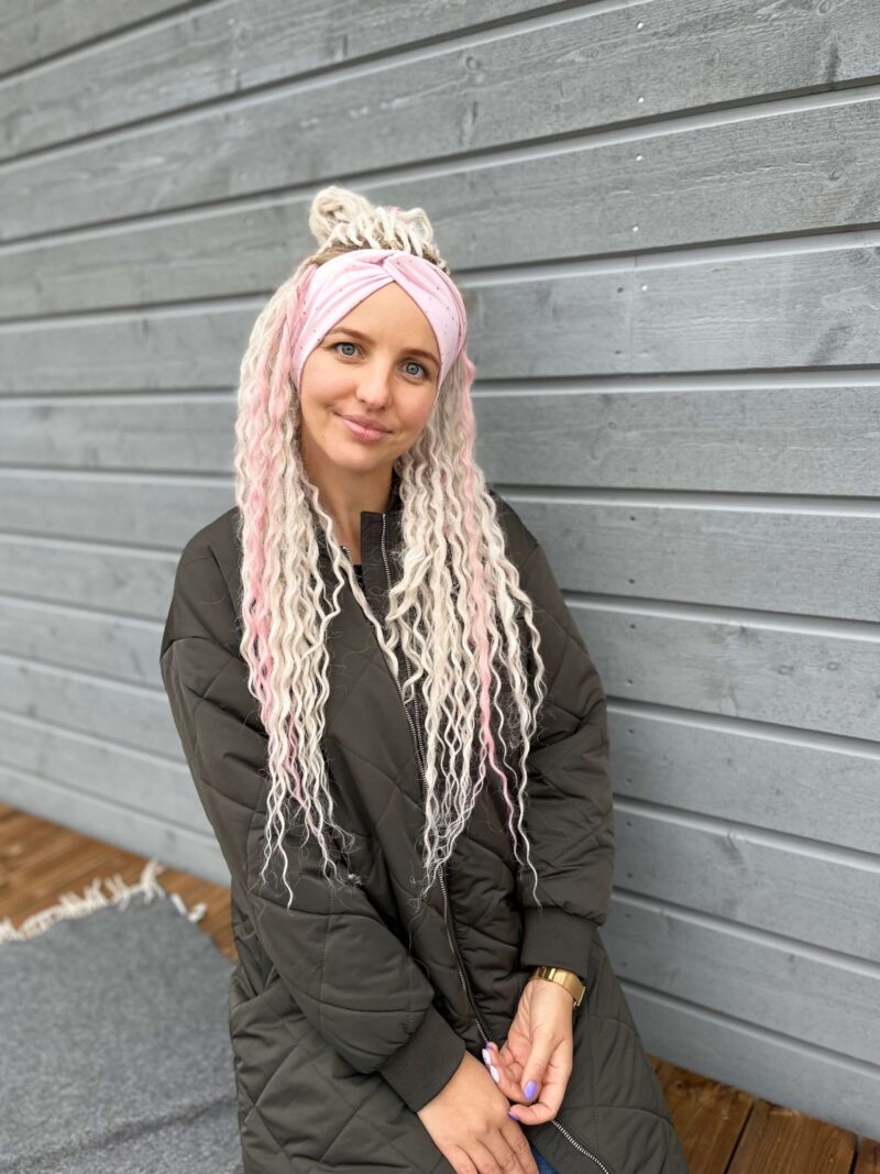 Roosal kuldsed täpid