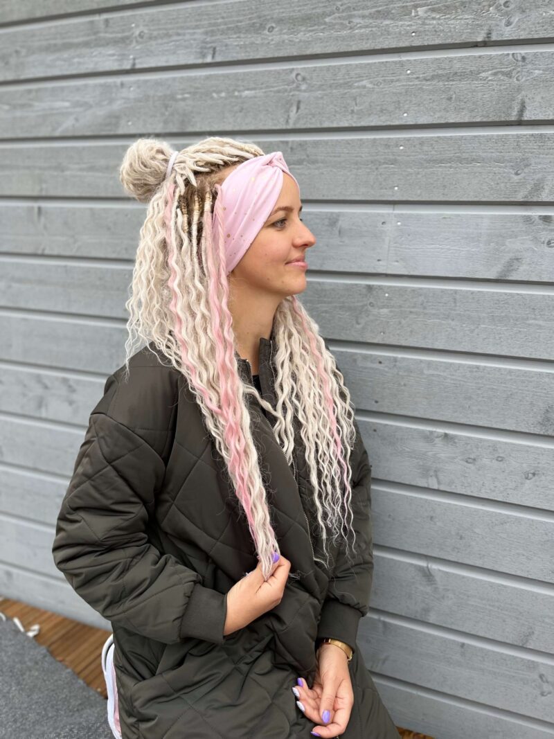 Roosal kuldsed täpid