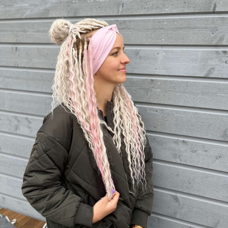 Roosal kuldsed täpid