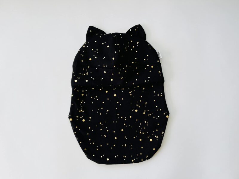 Must kuldsete täppidega kõrvadega