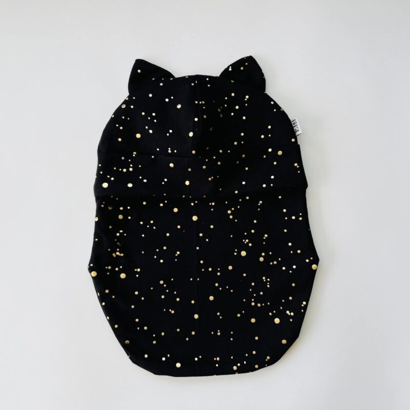 Must kuldsete täppidega kõrvadega