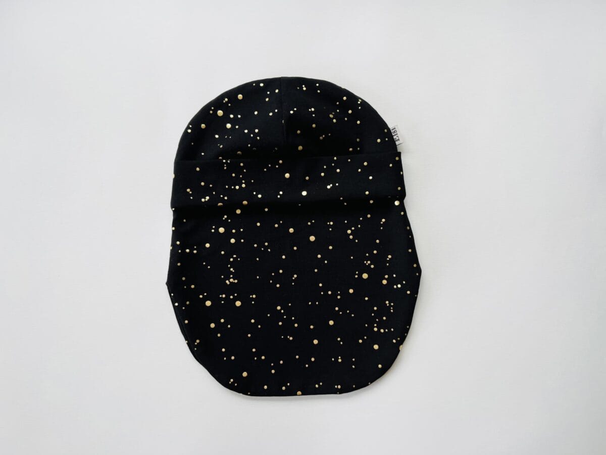 Must kuldsete täppidega