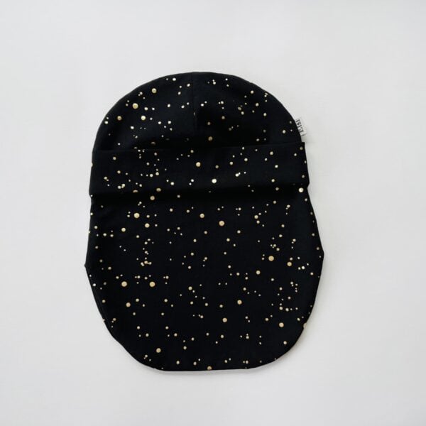 Must kuldsete täppidega