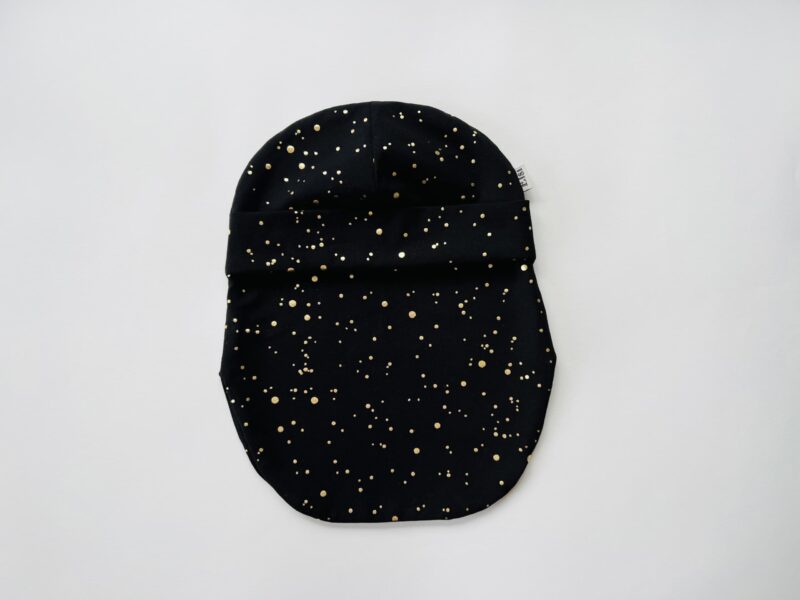 Must kuldsete täppidega