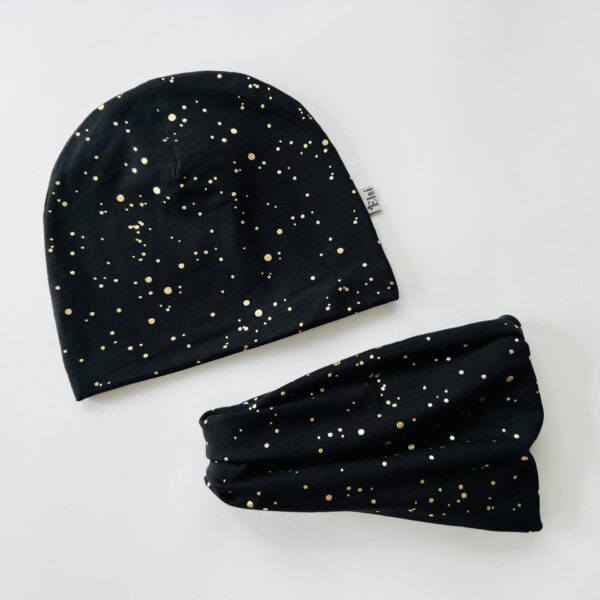 Mustal kuldsed täpid