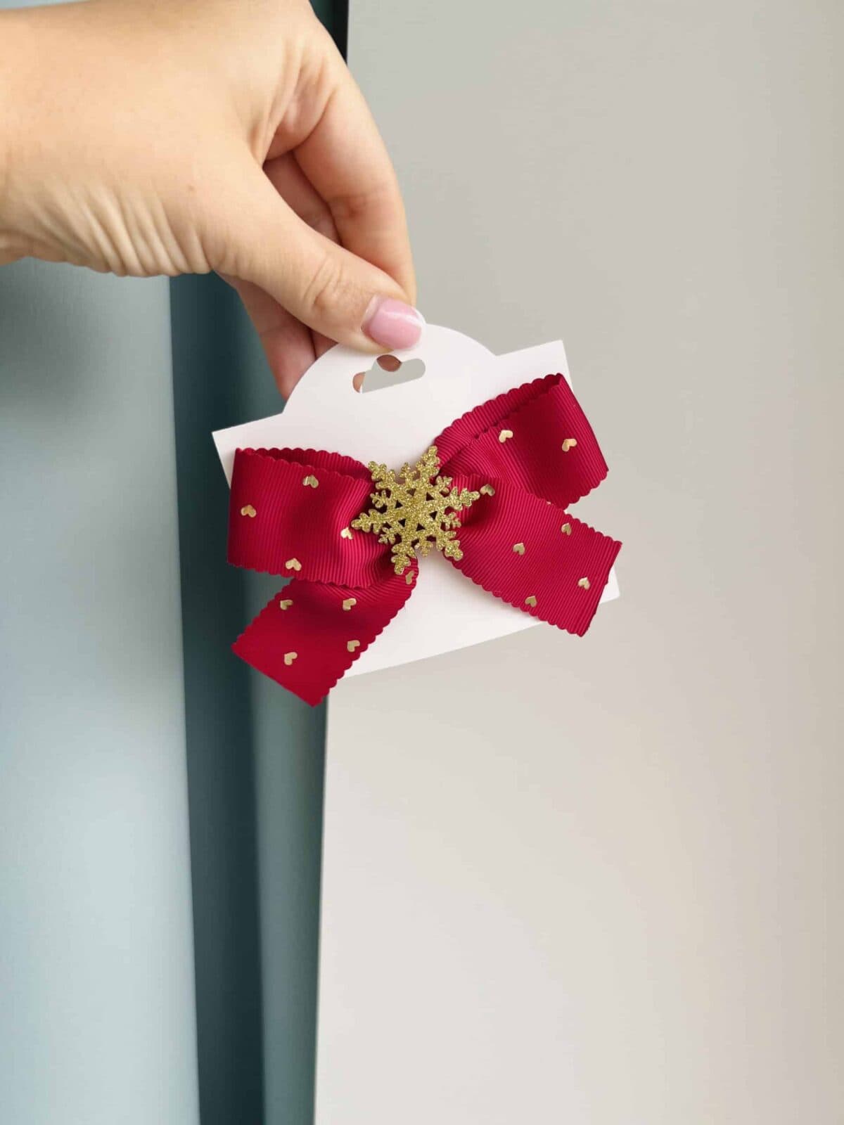 Kroko-klamber lumehelbega