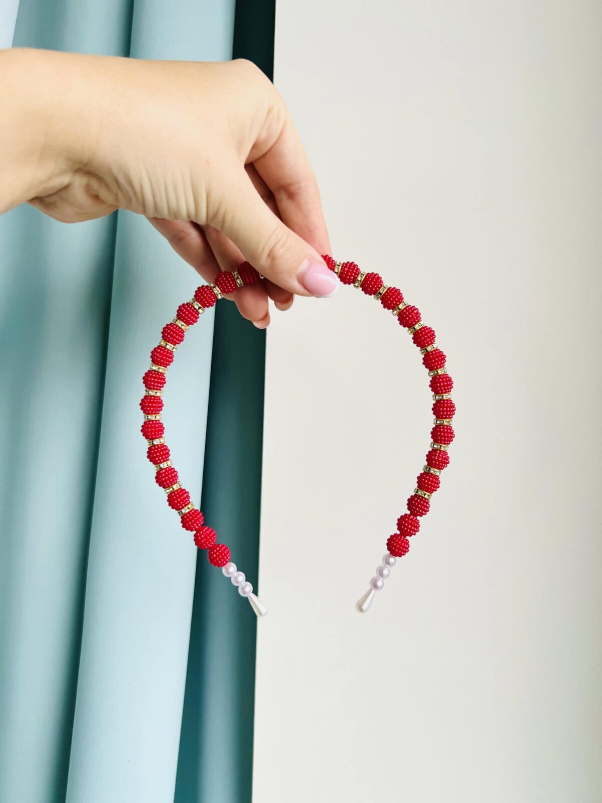 Pärlitega peavõru punane