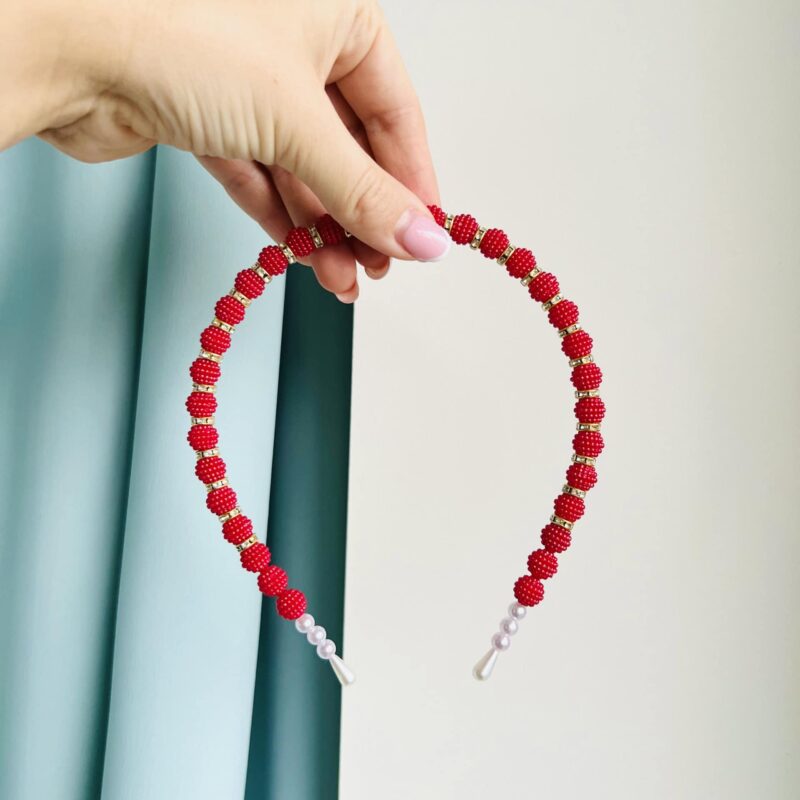 Pärlitega peavõru punane