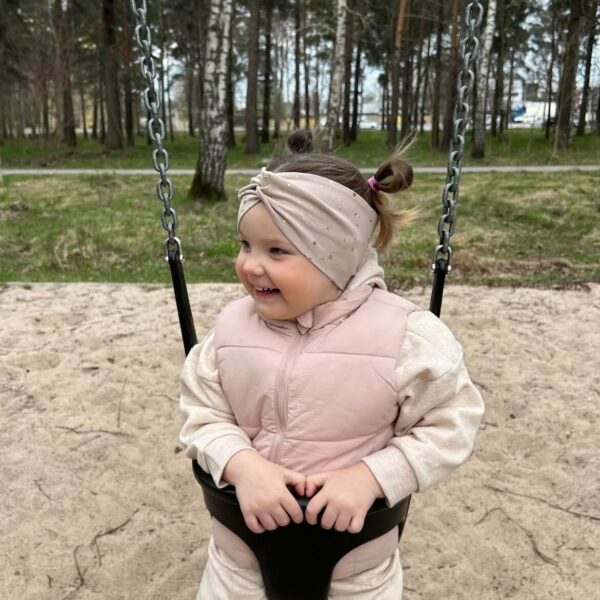 Eest keeruga peapael tüdrukule