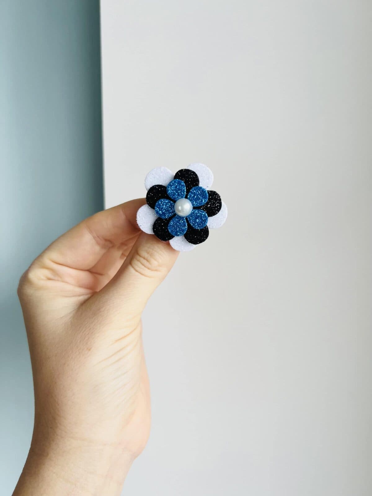 Sini-must-valge lill pärliga