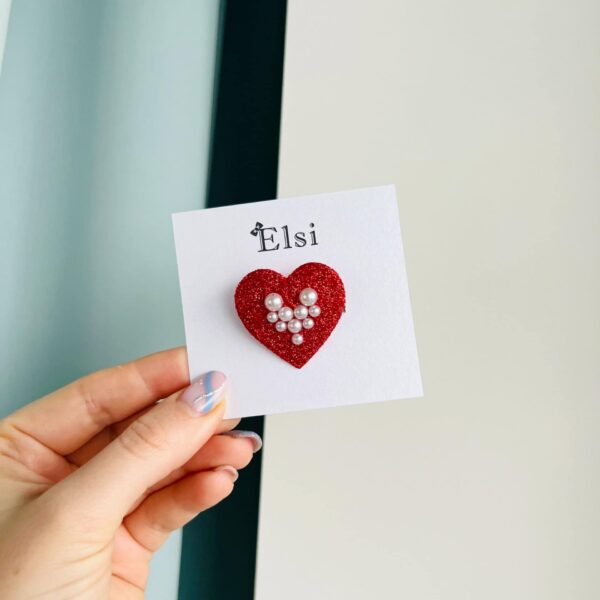 Punane süda pärlitega