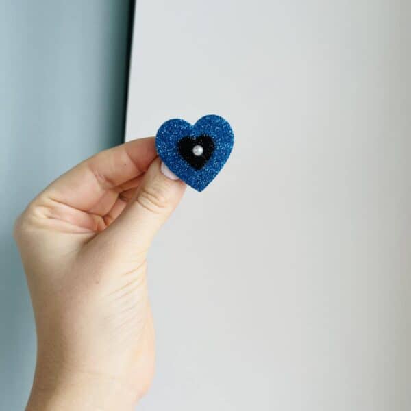 Sini-must-valge süda pärliga