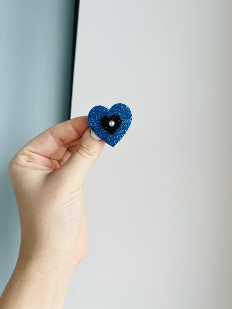 Sini-must-valge süda pärliga