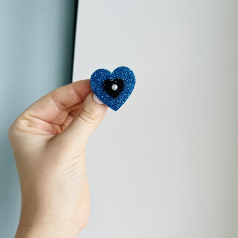 Sini-must-valge süda pärliga