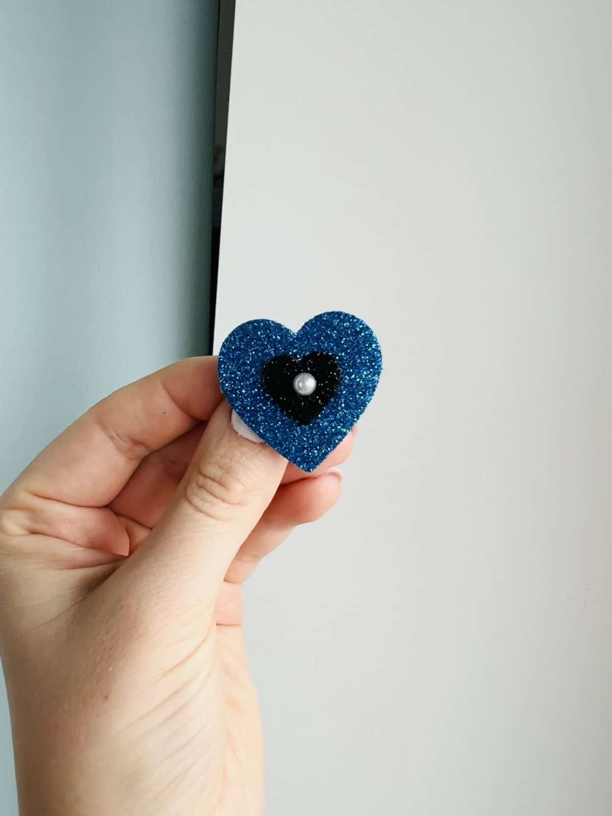 Sini-must-valge süda pärliga