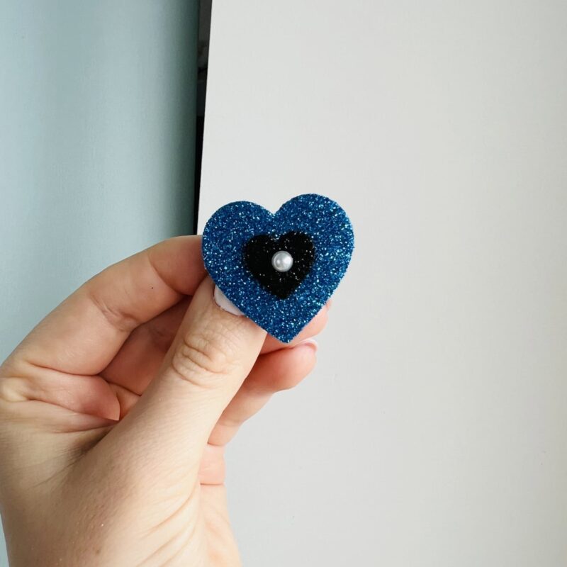 Sini-must-valge süda pärliga