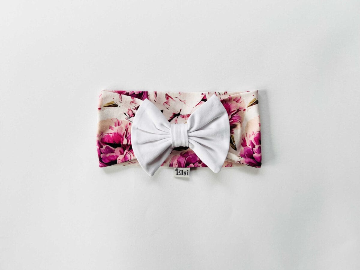 Lilledega peapael valge lipsuga