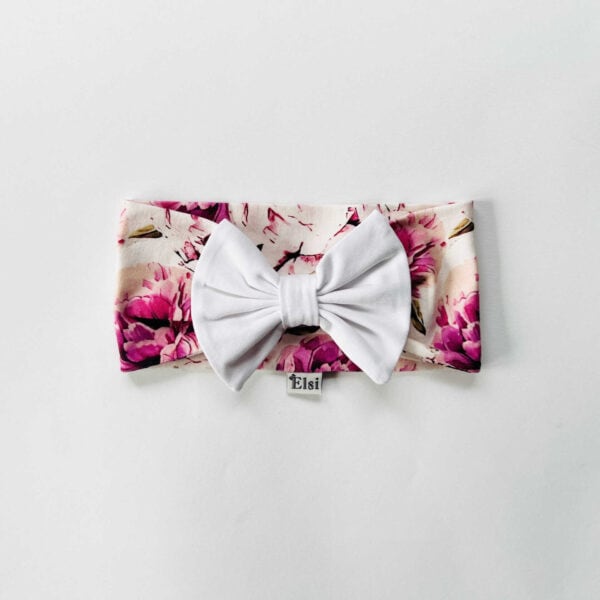 Lilledega peapael valge lipsuga