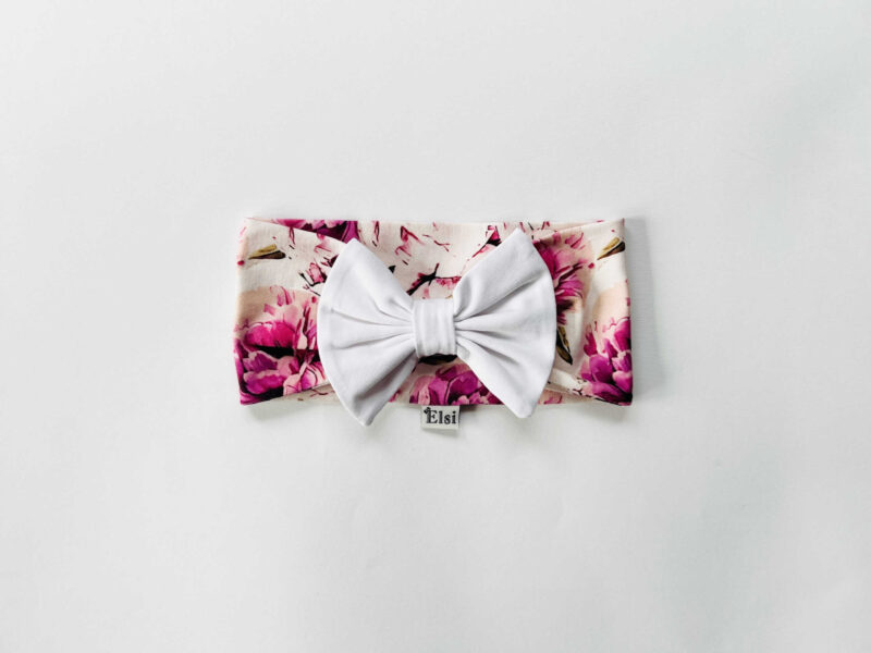 IMG_4233 Lilledega peapael valge lipsuga