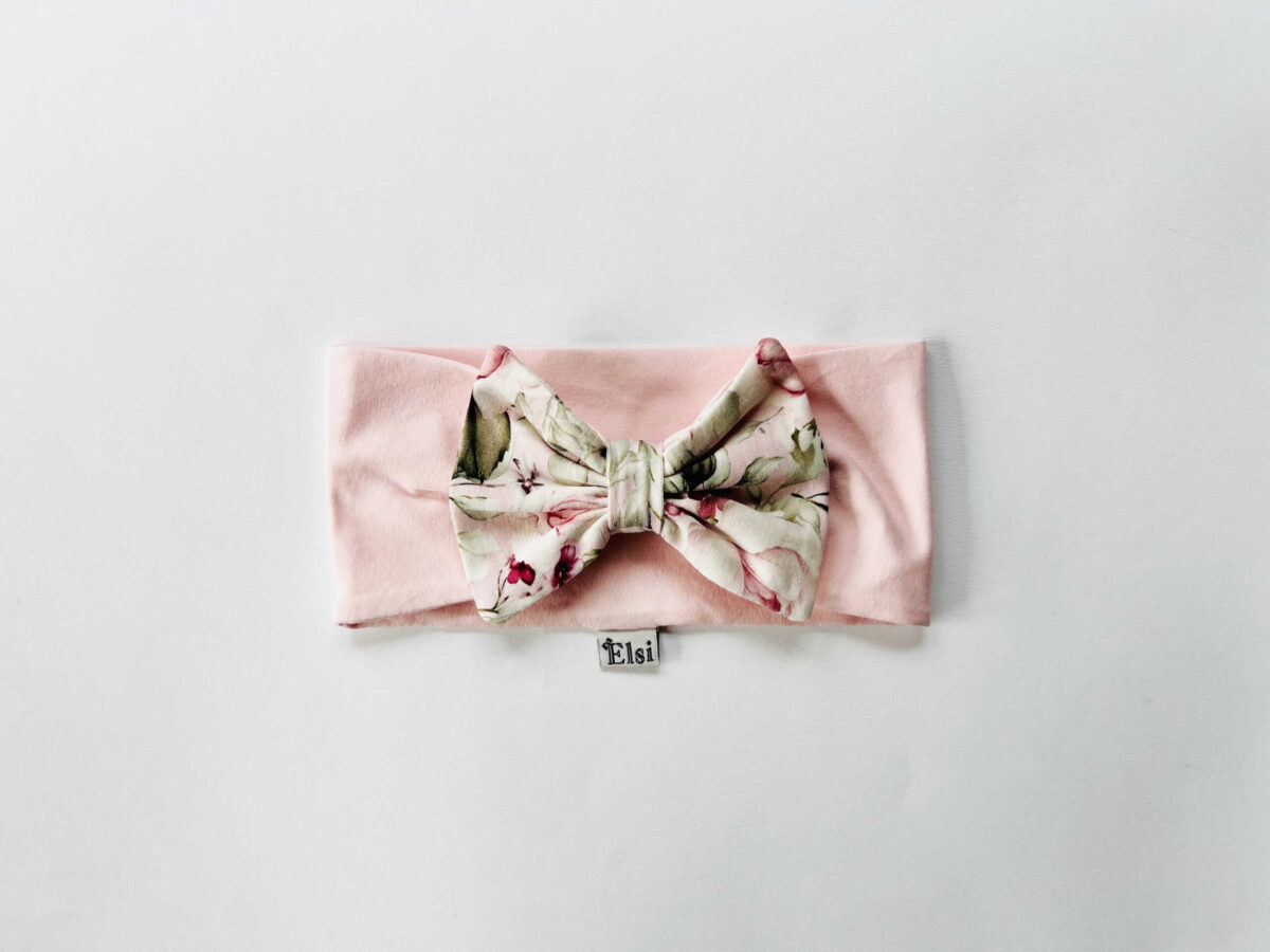 Heleroosa peapael lillede lipsuga