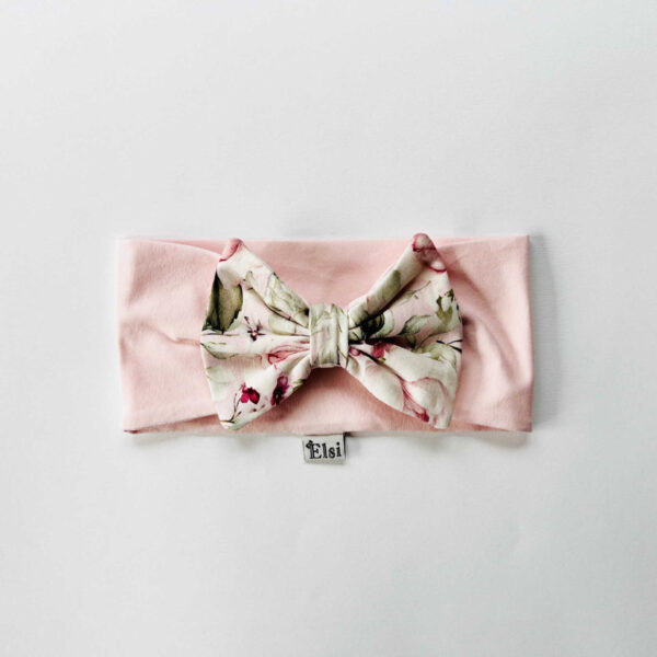 Heleroosa peapael lillede lipsuga